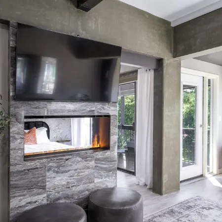 Cozy Lakefront Loft-Downtown Prime Location!