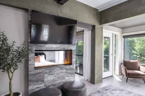 Cozy Lakefront Loft-Downtown Prime Location!