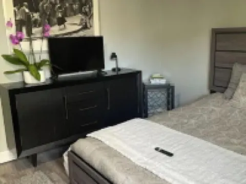 TOWNHOUSE🏠5BR/2BATH/2 FLOORS/ FREE PARKING/BBQ 🤩 โรงแรมในเอลิซาเบท