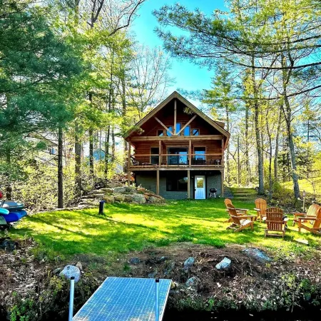 Modern & Cozy Lakefront Cabin: Rustic Charm and Serene views