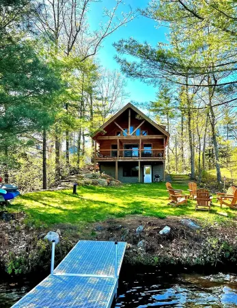 Modern & Cozy Lakefront Cabin: Rustic Charm and Serene views Отели в г. Барнстед