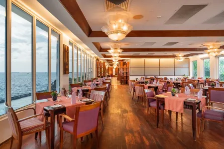 Hulhule Island Hotel Отели рядом с достопримечательностью «Транс Малдивиан Эруэйс»