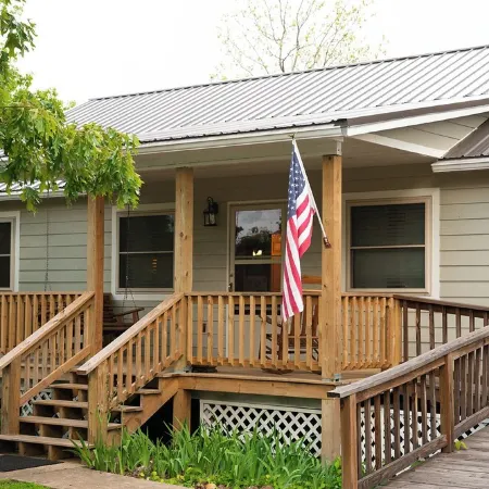 Charming 3-bedroom cabin with a view, AC/wifi located near Mountain View