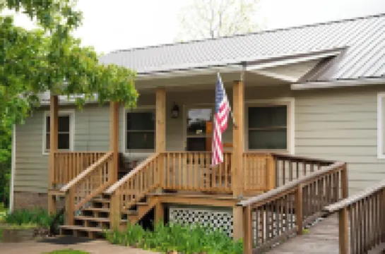 Charming 3-bedroom cabin with a view, AC/wifi located near Mountain View