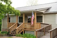 Charming 3-bedroom cabin with a view, AC/wifi located near Mountain View