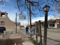 Cozy Private Adobe Studio • Kiva Fireplace • Walk to Taos Plaza • Pet-Friendly