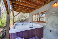 Cozy Family Cabin w/ Hot Tub - 10 Mi to App State! - 3-stjärniga