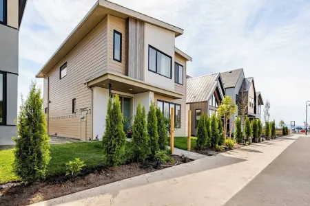 Victoria's  Oceanside Family Retreat 2br new bsmt, 15 walking min to the beach