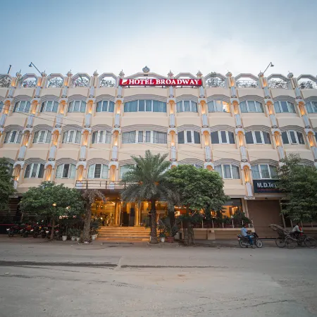 New Hotel Broadway Отели рядом с достопримечательностью «Храм ИСККОН в Варанаси»