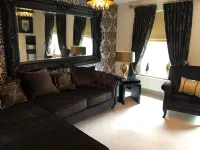 2-Bed Hillside House - Sleeps 4, Garden & Parking - 2-Star
