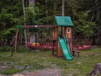 Private log cabin nestled at the base of a secluded wooded area Hotels in Highland