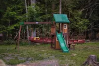 Private log cabin nestled at the base of a secluded wooded area Hotels in Highland