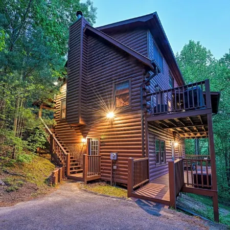 Sunset Vista 4BR Retreat with Stunning Mountain Views + Hot Tub + POOL!