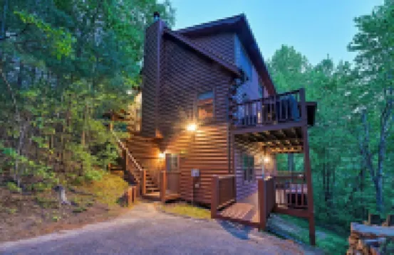 Sunset Vista 4BR Retreat with Stunning Mountain Views + Hot Tub + POOL!