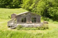 Rustic 2Br Cabin Retreat with Epic Views