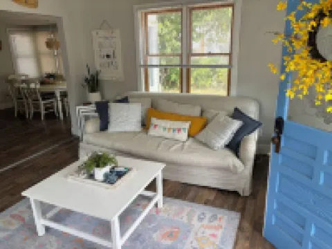 Sullivan Summer House - walk to downtown + beach Hotels in Manistee