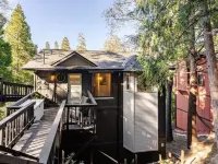 Serene Treetop Getaway- Cozy & Modern Tri-Level Mountain Cabin Ξενοδοχεία στην πόλη Crestline