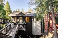 Serene Treetop Getaway- Cozy & Modern Tri-Level Mountain Cabin Hotels near Lake Gregory Regional Park