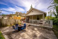 Cozy Cottage in the Heart of Hyde Park 1 Bedroom Home by RedAwning Hotels in Cincinnati