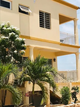 Spectacular home - 5 mins walk to beach, modern, comfortable, clean and spacious Отели в г. Blowing Point Village