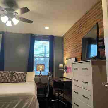 Cozy 2-bedroom apartment in welcoming Baltimore with WiFi, AC Rooms