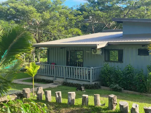 Maui Creek Bure's Tiny Home by the Creek! فنادق في Tagaqe