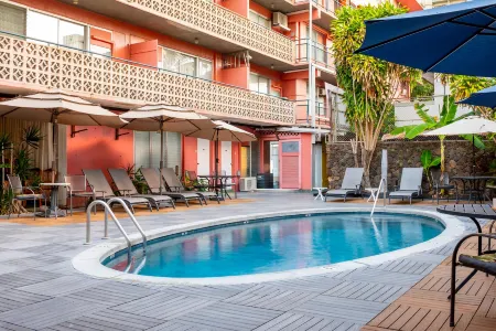 Royal Grove Waikiki Отели рядом с достопримечательностью «Кугайо Бич Парк»