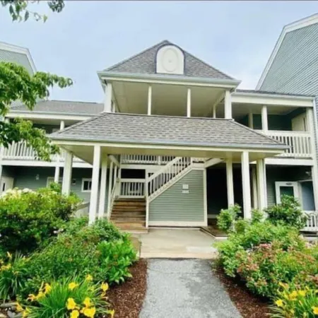 Stylish 2nd floor Ocean Edge condo