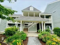 Stylish 2nd floor Ocean Edge condo