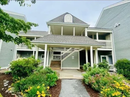 Stylish 2nd floor Ocean Edge condo