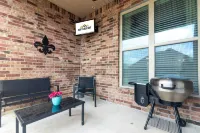 Fast WiFi and Modern Perks - Stylish Contractor Haven