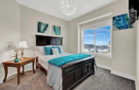 Entire Home Sleeps 16, Near Ski Resorts, Private Hot Tub, and Fireplace over Tub