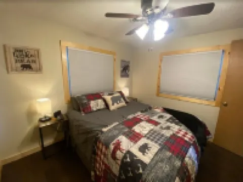 COZY BEAR LODGE-On UTV/Snowmobile trail, Beachside Cabin w/ Porch, Private dock