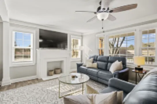 Cozy 2BR Retreat: Pets, Near Arena & Parks