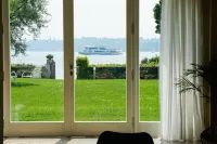 Lakefront Apartment with Jacuzzi