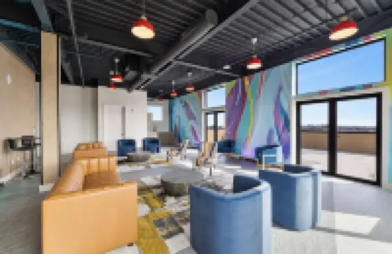 2BR, King Bd, Free Prkn, Gym, NYC View, 8min Train