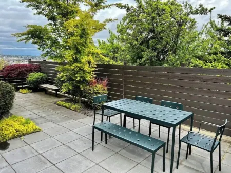 Luxurious House with Views & Air Conditioning near Queen Anne & Ballard! Отели рядом с достопримечательностью «Библиотека Сиэтл Метафисикал»