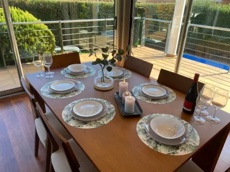 Elegante Casa con Piscina, Sauna, Gimnasio y A/C a 25 km de Barcelona