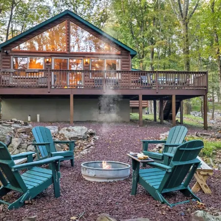 The Robin's Nest, a cozy 3-bedroom cabin in Lake Harmony with Firepit, AC, WiFi