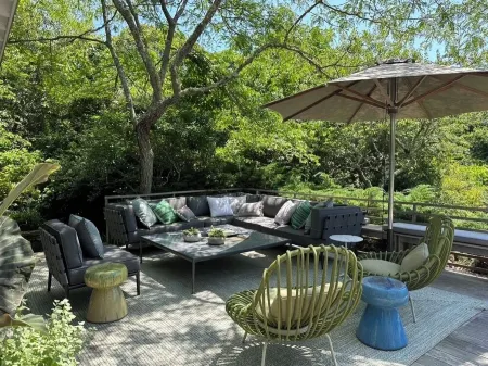 Super-Lux Oceanfront property with private beach access in Estate section