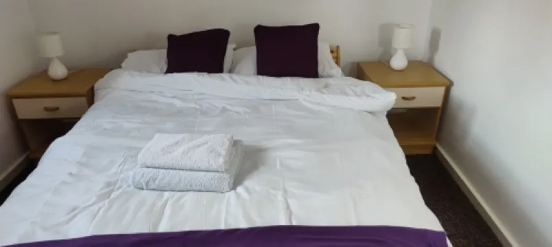 Entire 2 Bedroom House with Parking in Coventry, West Midlands