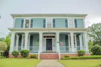 The Magnolia Room - Private Studio w/ Ensuite Bath in Historic Downtown Home Hotels in Clinton