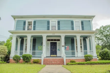 The Violet Cottage - Downtown Clinton Отели в г. Север Клинтон