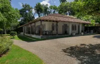 Dutch Colonial Period Villa in Contemporary Style Hotel in zona Horadugoda Sri Sumedharamaya