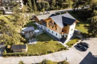 Stylish Apartment for 2 Adults + 2 Kids: Sauna, Whirlpool & Mountain Comfort