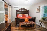 The Palace on Charles is the perfect vacation getaway. Hotel di Logan