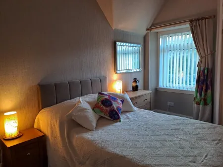 Quiet, rural hideaway in traditional old Schoolhouse, right on the edge of loch. Отели в г. Isle of Lewis