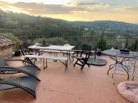4 BEDROOM VILLA IN MONTAUROUX - STUNNING VIEWS. MINI-POOL & HUGE RUSTIC GARDEN Hotels in Montauroux