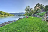 Tenn River Cabin w/ Hot Tub - 10 Mi to Chattanooga - Pet friendly