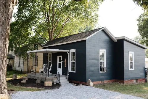 Charming 2-bedroom bungalow plus full size bed, and outdoor space. Hotels in Olney